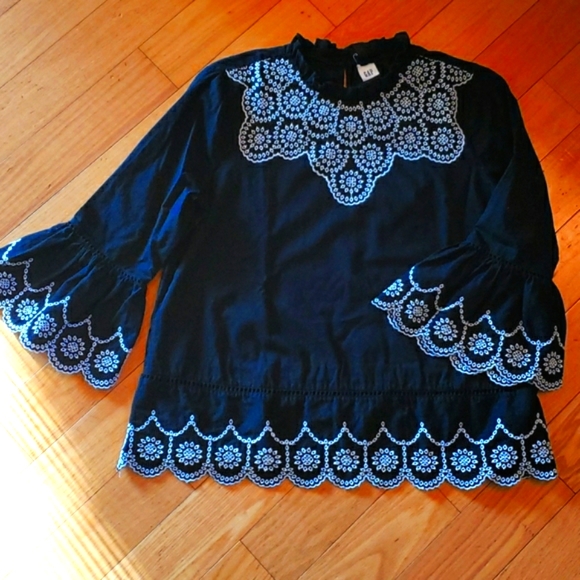 Gap Black & White Embroidered 3/4 Bell Sleeve Top Size Medium - Picture 11 of 12